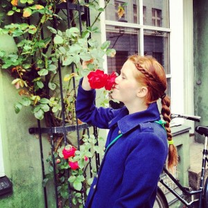 Cecilie dufter til en rose i København